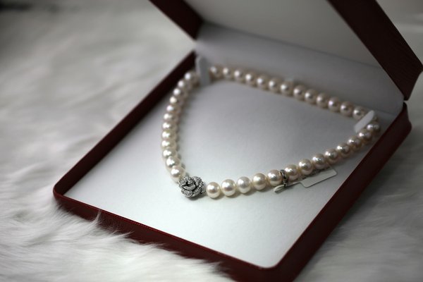 What Are the Essential Tips for Accessorizing with Pearls in the Office?